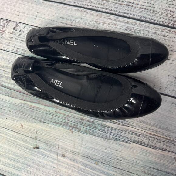 Chanel Black Patent Leather Ballet Flats Size 41 CC Logo Cap Toe Italy - Picture 1 of 3